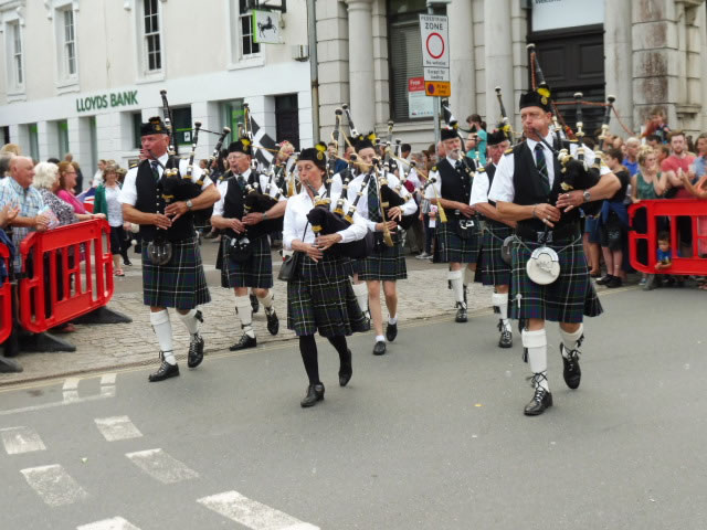 kernow pipes and drums at wadebridge carnival 2016