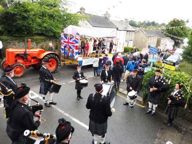 kernow pipes and drums at grampound carnival 2016
